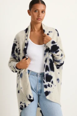 Suzusan Cashmere Seamless Upside Down Cape - Madara Shibori Black / Li